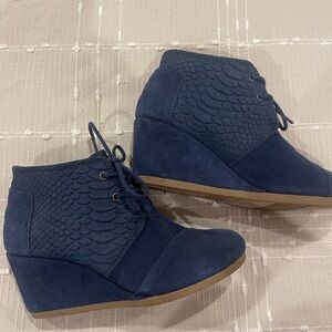 Toms Women's Kayla Boot Wedge Heel Lace Up Blue Suede Snakeskin Bootie Size 5.5
